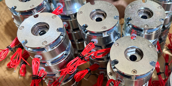 微型電機(jī)能用0.3KG失電制動(dòng)器嗎？